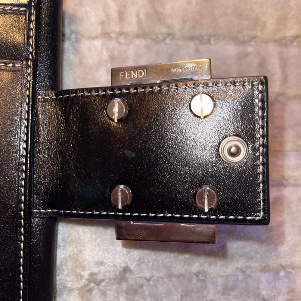 Fendi Zucca short wallet excellent condition size is 5X3 1/2” black with silver - Picture 6 of 9